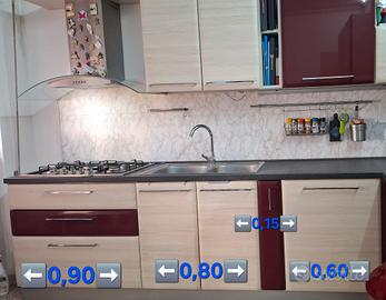 Cucina moderna con elettrodomestici 