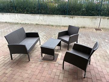 Poltrone e tavolo da esterno (ideali per giardino)