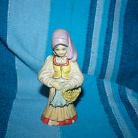 Ceramica decorativa donna con abito tradizionale.