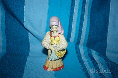 Ceramica decorativa donna con abito tradizionale.