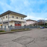 CAPANNONE INDIPENDENTE CON AMPIA AREA CORTILIVA -