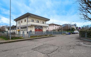 CAPANNONE INDIPENDENTE CON AMPIA AREA CORTILIVA -