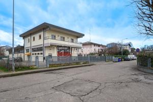 CAPANNONE INDIPENDENTE CON AMPIA AREA CORTILIVA -