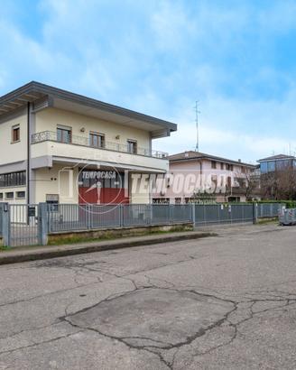 CAPANNONE INDIPENDENTE CON AMPIA AREA CORTILIVA -