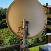 Parabola satellitare compresa di staffa regolabile
