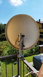 Parabola satellitare compresa di staffa regolabile