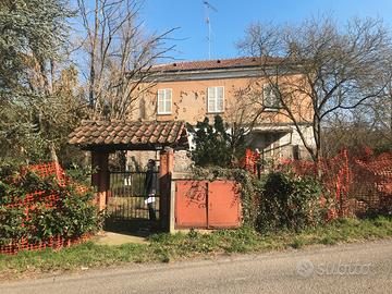 Villa 2 piani con ampio giardino da ristrutturare