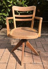 Antica sedia girevole vintage in legno