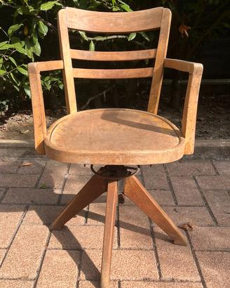 Antica sedia girevole vintage in legno
