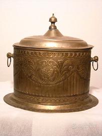 Cofanetto scatola portagioie in metallo cesellato