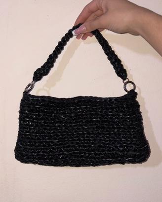 borsa da spalla nera lucida con bottone