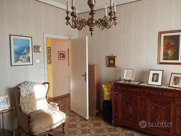 V.le S.Orsola-ampio appartamento con cortile e box