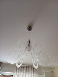 Lampada a sospensione con diffusore in plexiglass