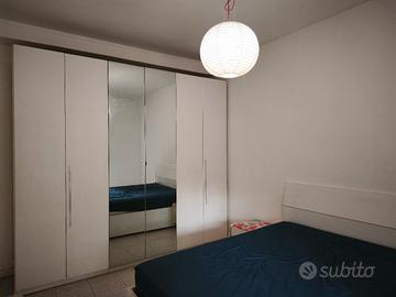 armadio con specchio e letto materasso 