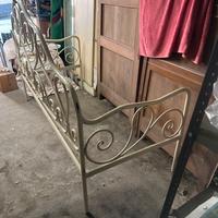 Giro letto in ferro battuto.