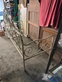 Giro letto in ferro battuto.