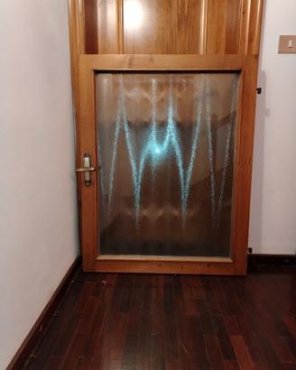 Finestra con ferramenta vetro