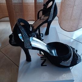 Scarpe da ballo nere con strass