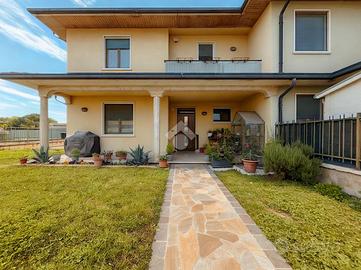 VILLA A SCHIERA A RONCO ALL'ADIGE