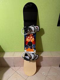 Tavola da snowboard con attacchi e scarponi