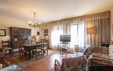 AMPIO CINQUE LOCALI CON TERRAZZO, BOX E CANTINA