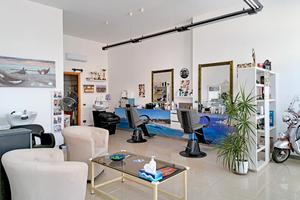 Locale commerciale con vetrata su strada