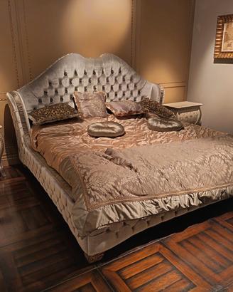 Letto in velluto e raso