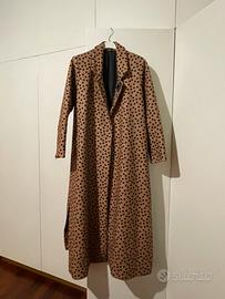 Cappotto beige a pois neri