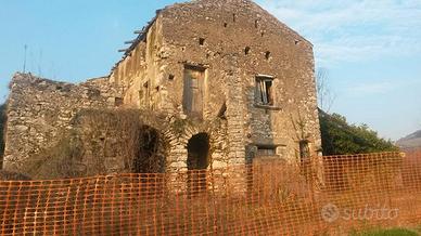 Terreno mq 40.000 con fabbricato diruto