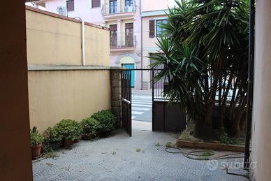 Casa indipendente su tre livelli con cortile