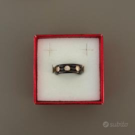 Anello con dettagli in oro e punti luce