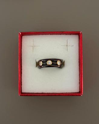 Anello con dettagli in oro e punti luce