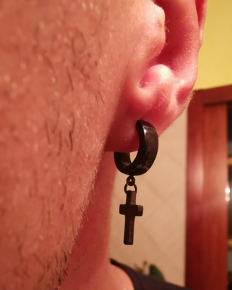 Orecchino nero a croce
