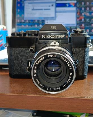Nikon Nikkormat EL con Nikkor 50mm f2
