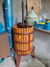 Torchio pigiatrice e contenitore per UVA