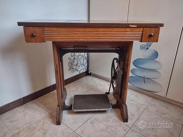 vecchio tavolo da cucito Necchi