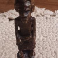 Piccola statua africana in pietra intagliata