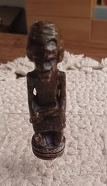 Piccola statua africana in pietra intagliata