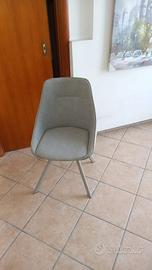 Sedia in pelle grigia.