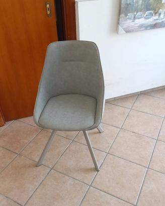Sedia in pelle grigia.