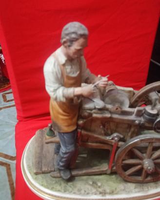 statua arrotino ceramica 