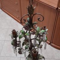 Lampadari antichi in ferro battuto e capodimonte. 