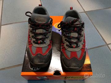 Scarponcini da montagna con suola in Vibram.