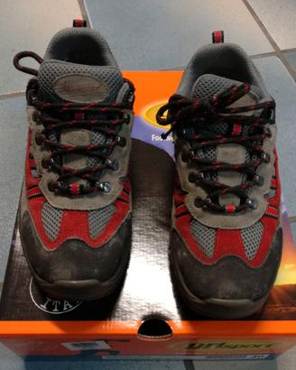 Scarponcini da montagna con suola in Vibram.