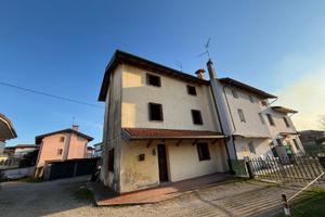 Casa bicamere su tre livelli con ampio scoperto