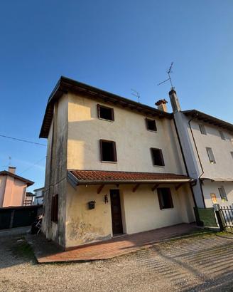 Casa bicamere su tre livelli con ampio scoperto