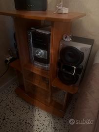 Mobile di legno con stereo