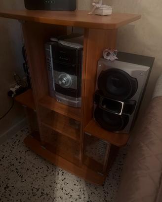 Mobile di legno con stereo