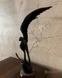 Statua aquila con serpente in ebano