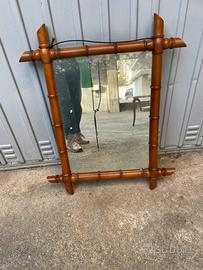 Specchio e attaccapanni